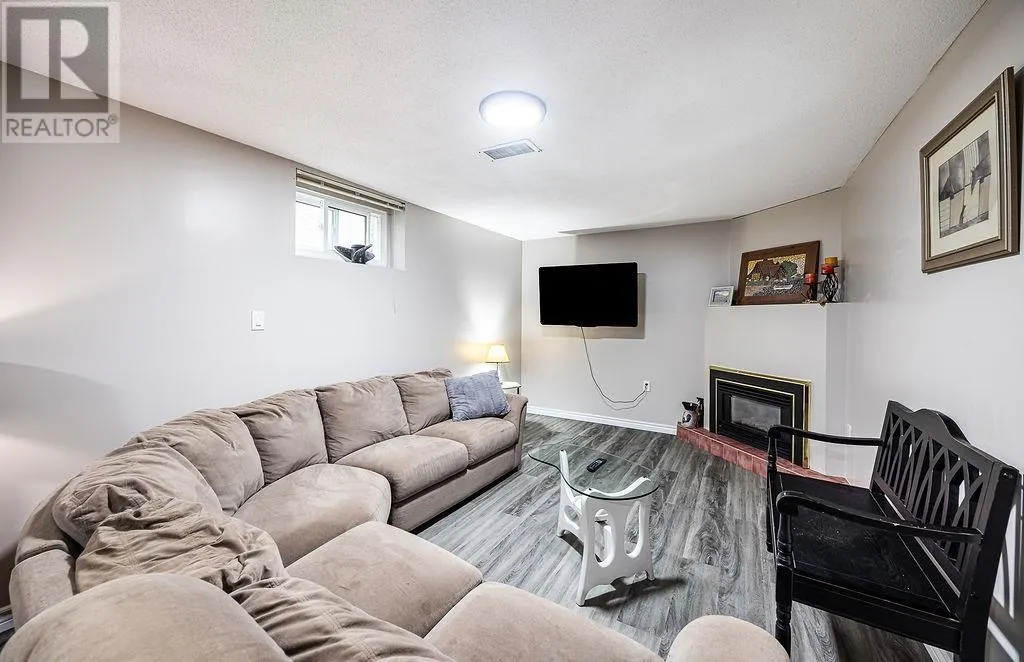 60 Hussey ST