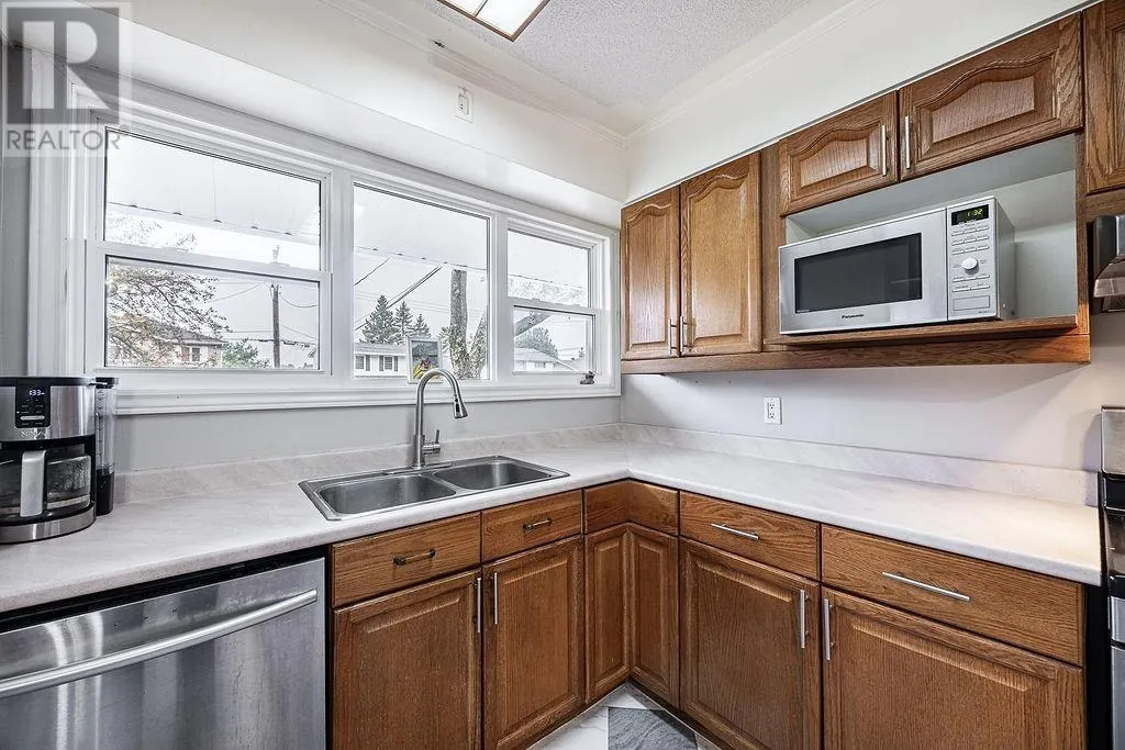 60 Hussey ST
