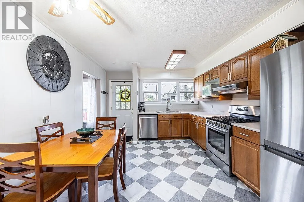 60 Hussey ST