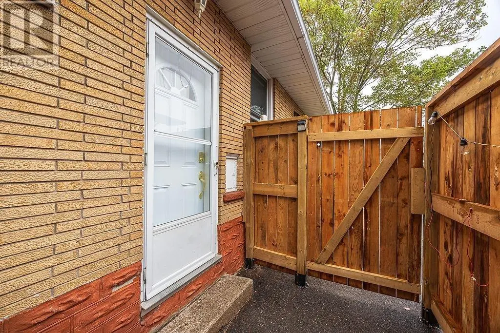 60 Hussey ST