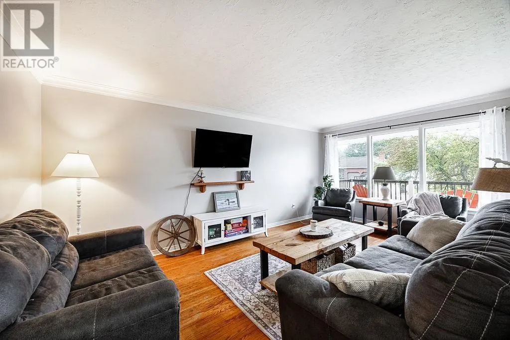 60 Hussey ST