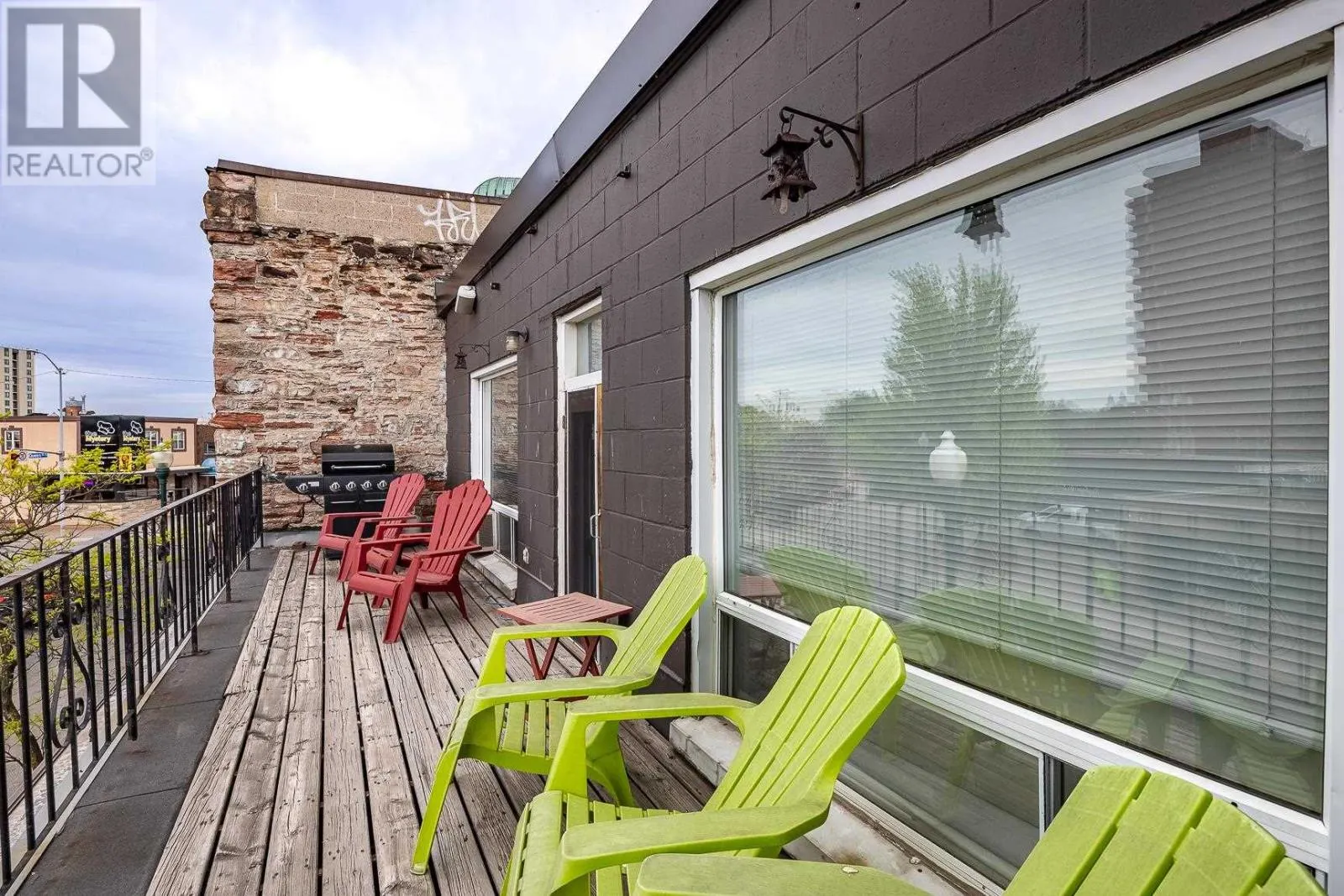 716-718 Queen ST