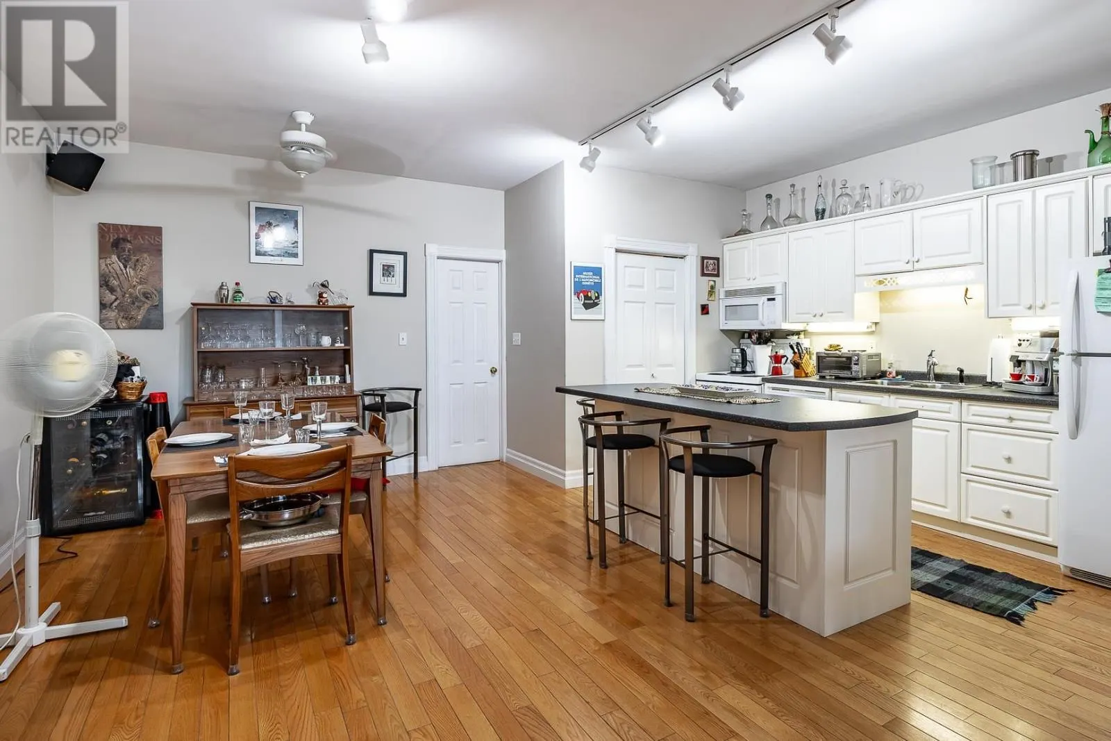 716-718 Queen ST