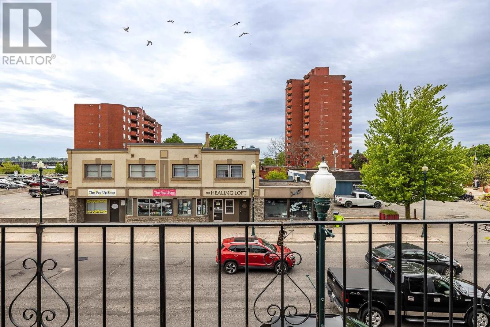 716-718 Queen ST