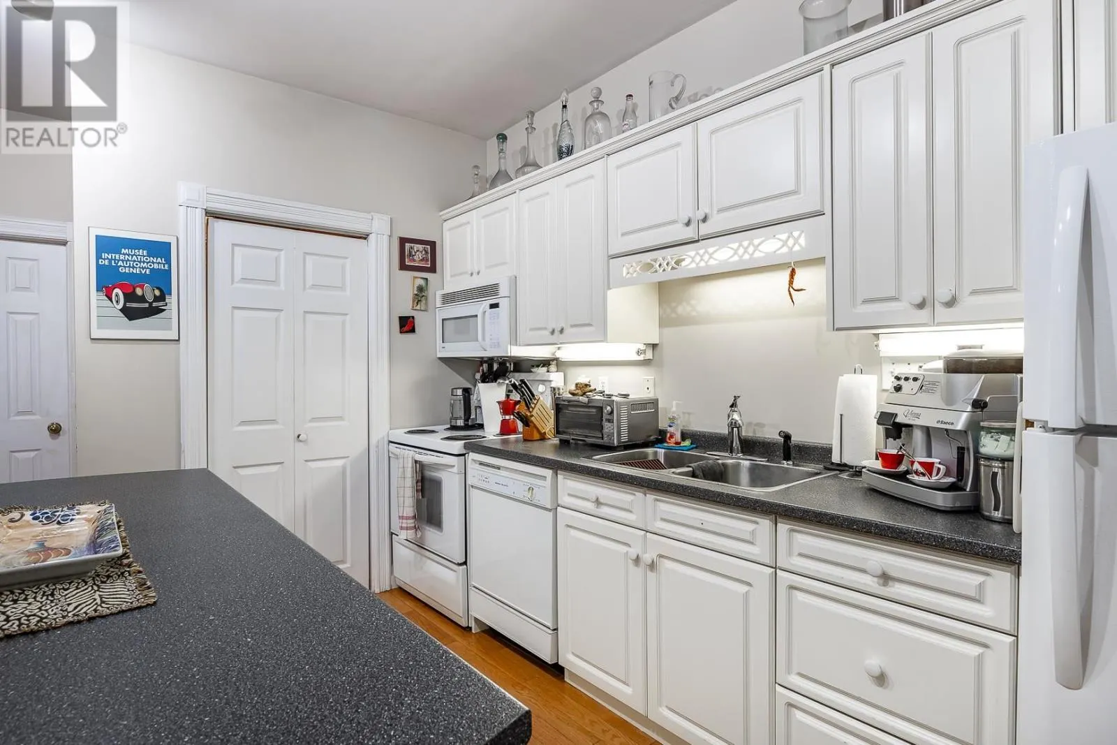 716-718 Queen ST