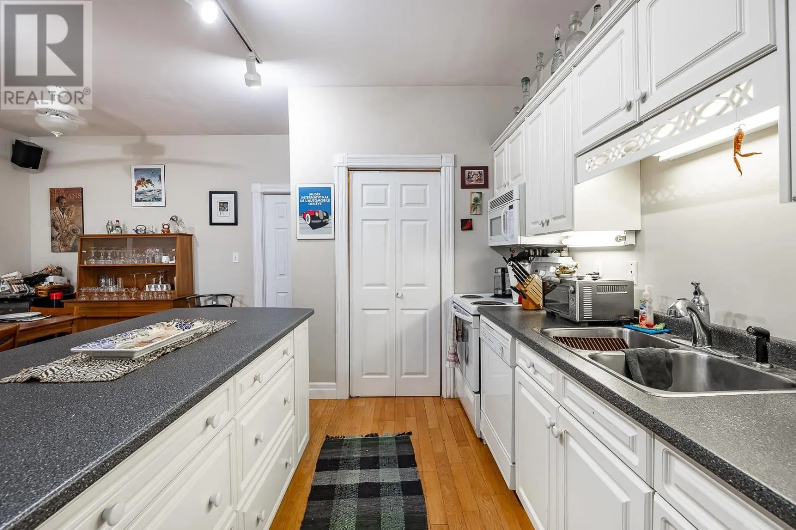 716-718 Queen ST