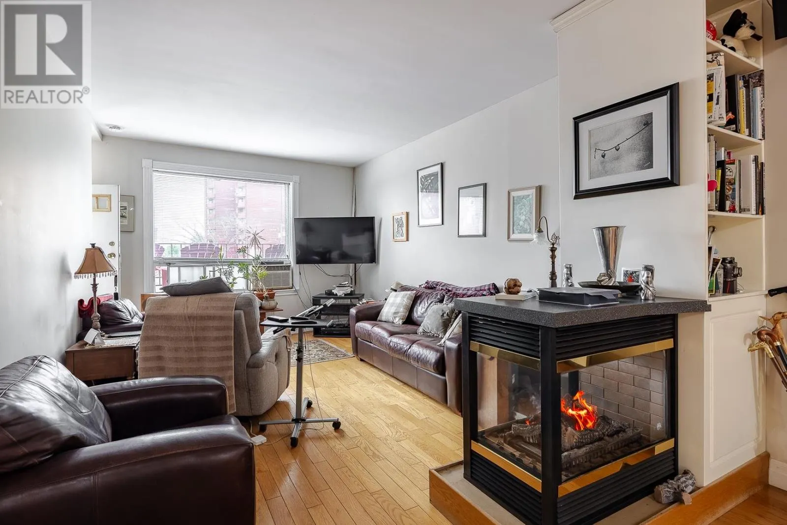716-718 Queen ST