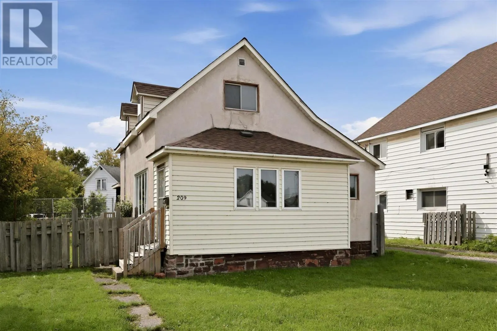 209 Wellington ST W