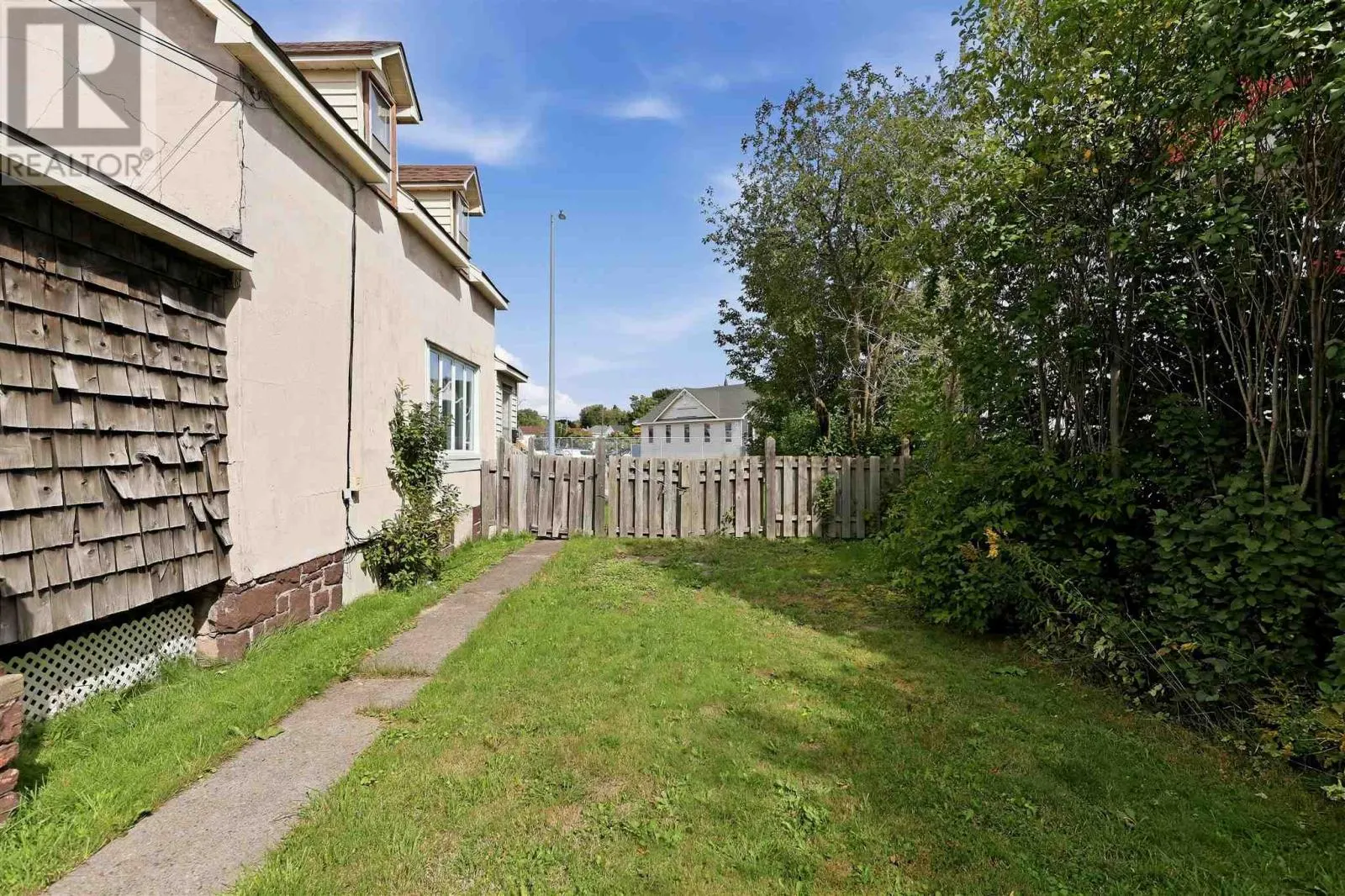 209 Wellington ST W