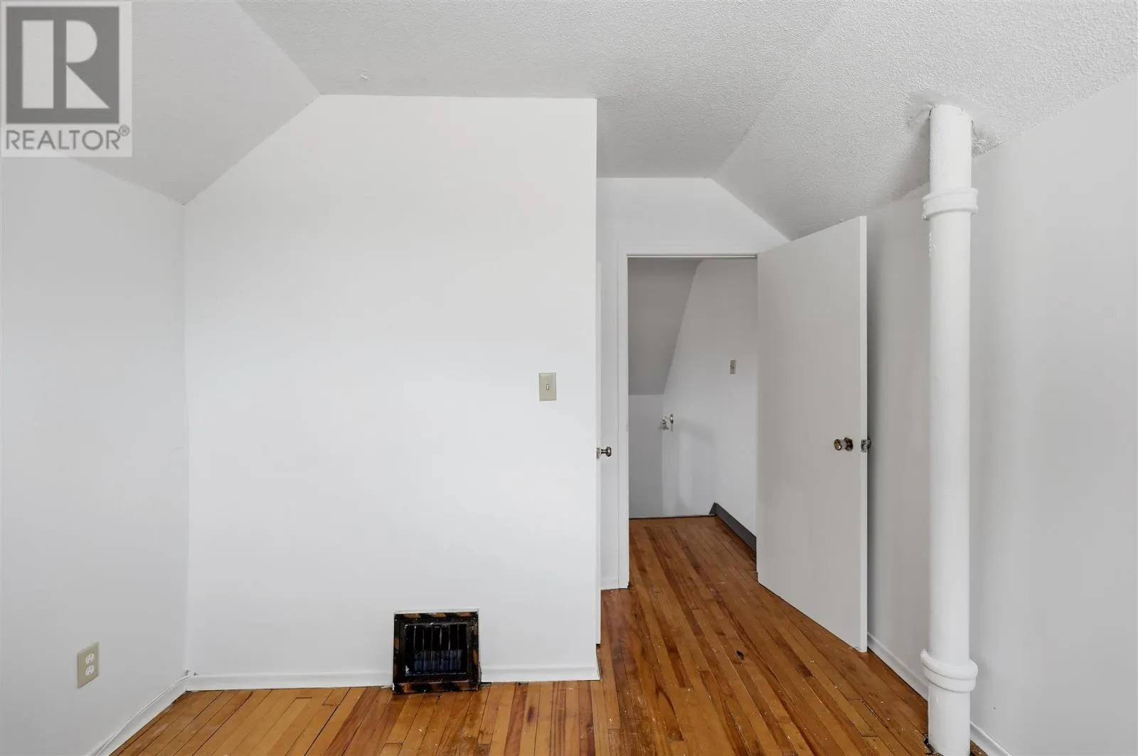 209 Wellington ST W