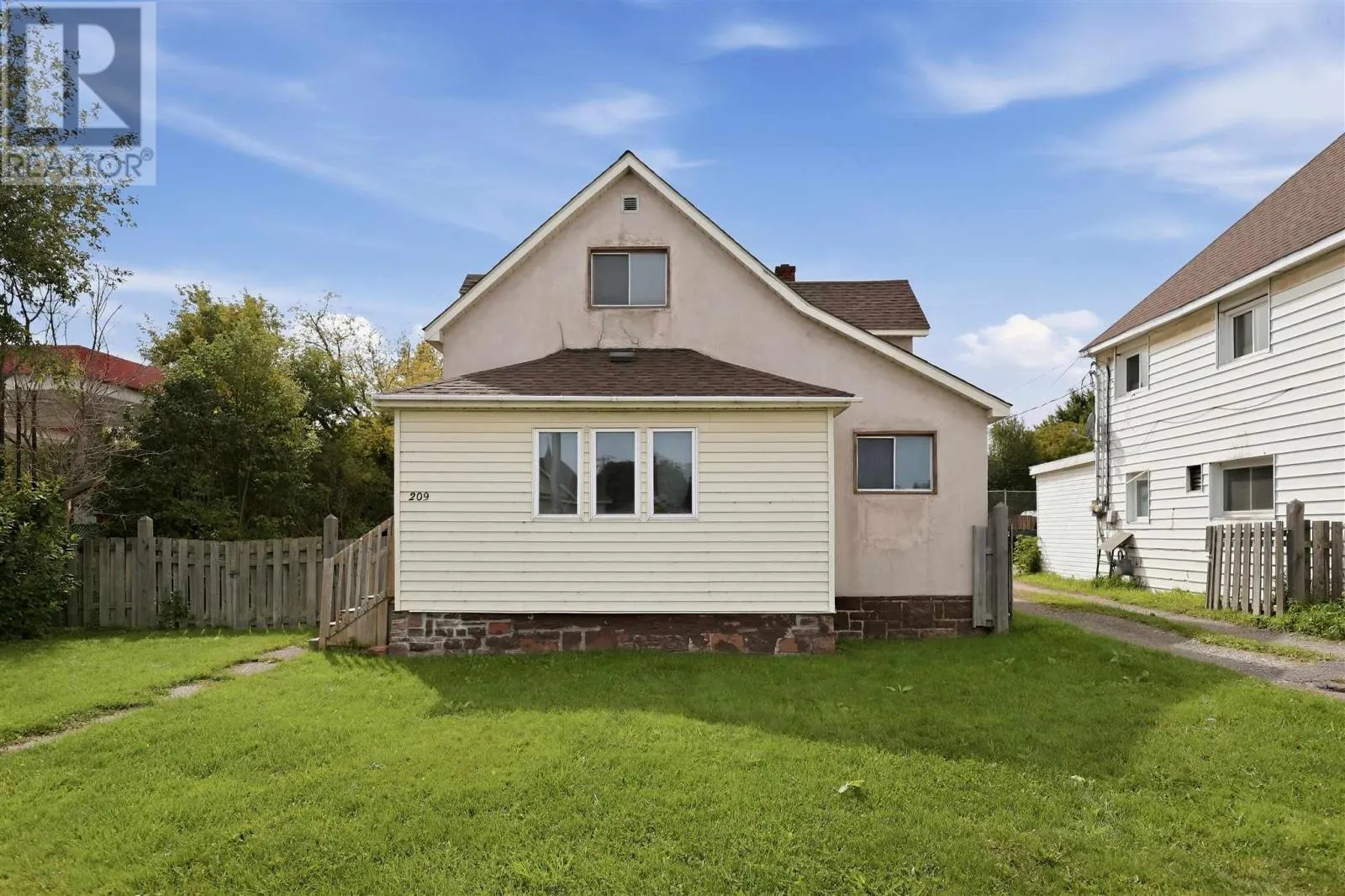 209 Wellington ST W