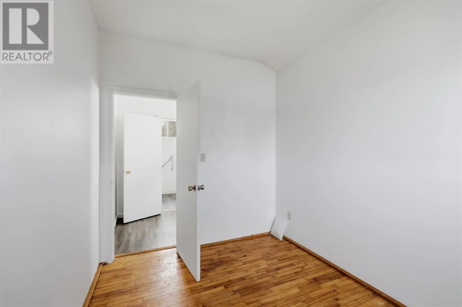 209 Wellington ST W