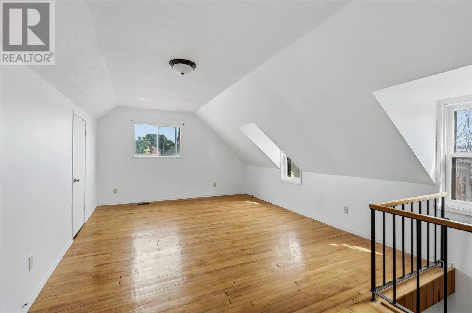 209 Wellington ST W