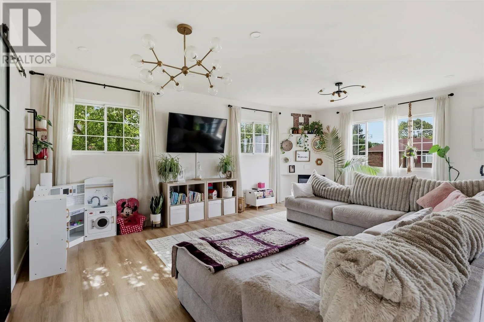 282 Spadina AVE