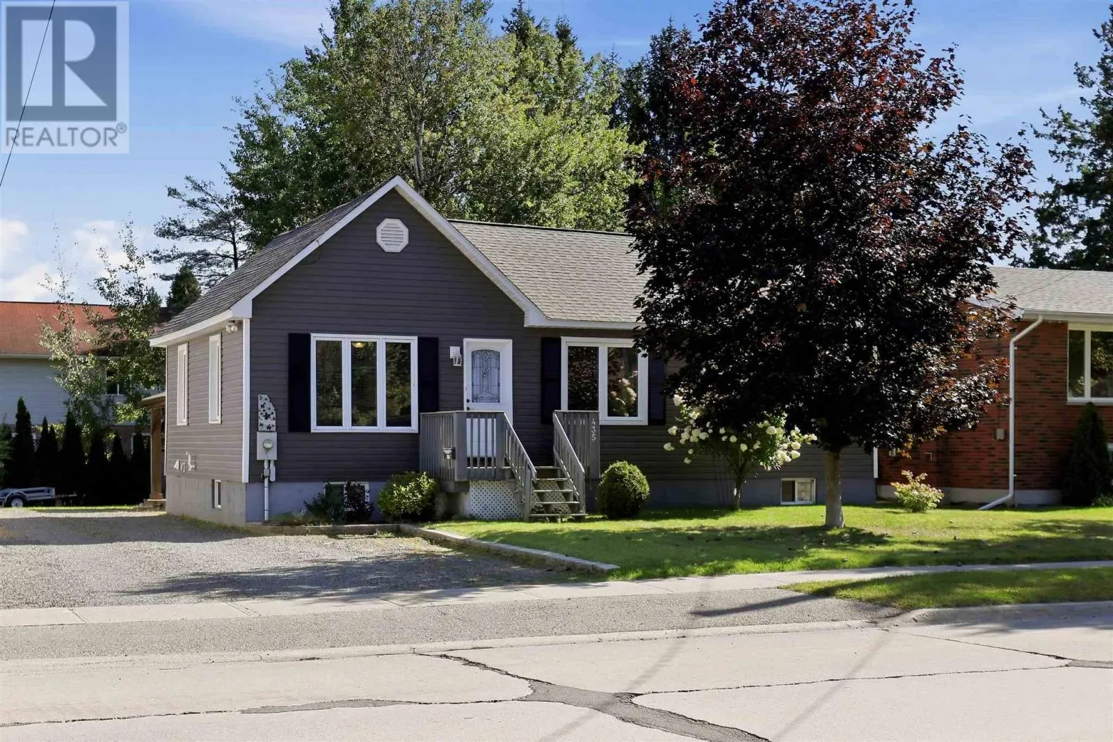 435 Chambers AVE