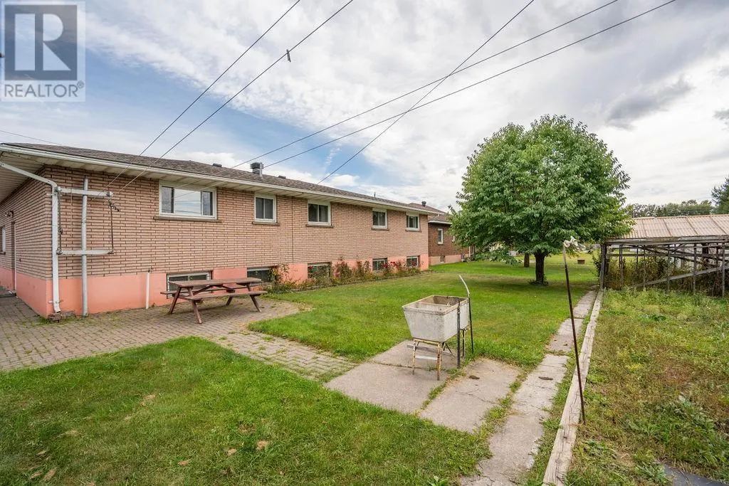285 Spadina AVE