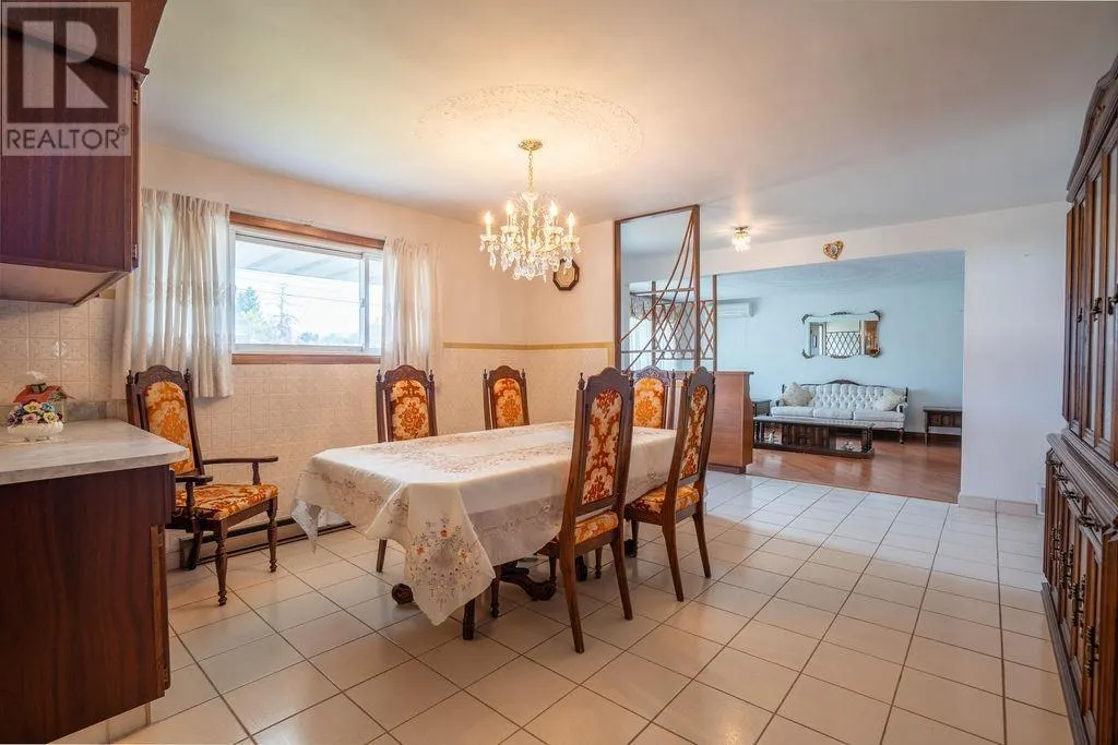 285 Spadina AVE