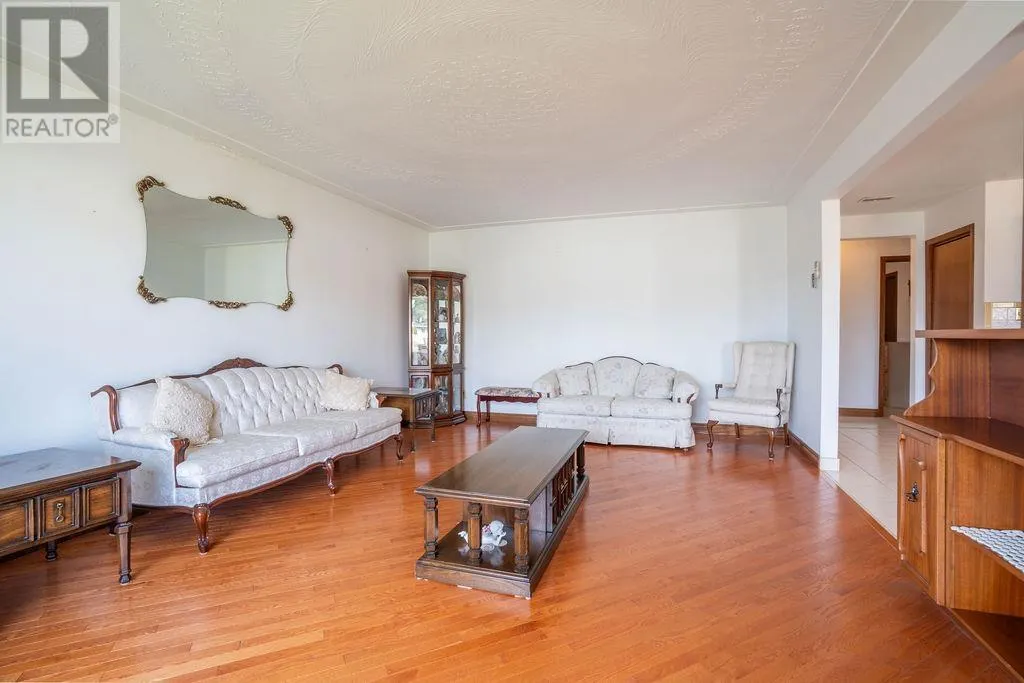 285 Spadina AVE
