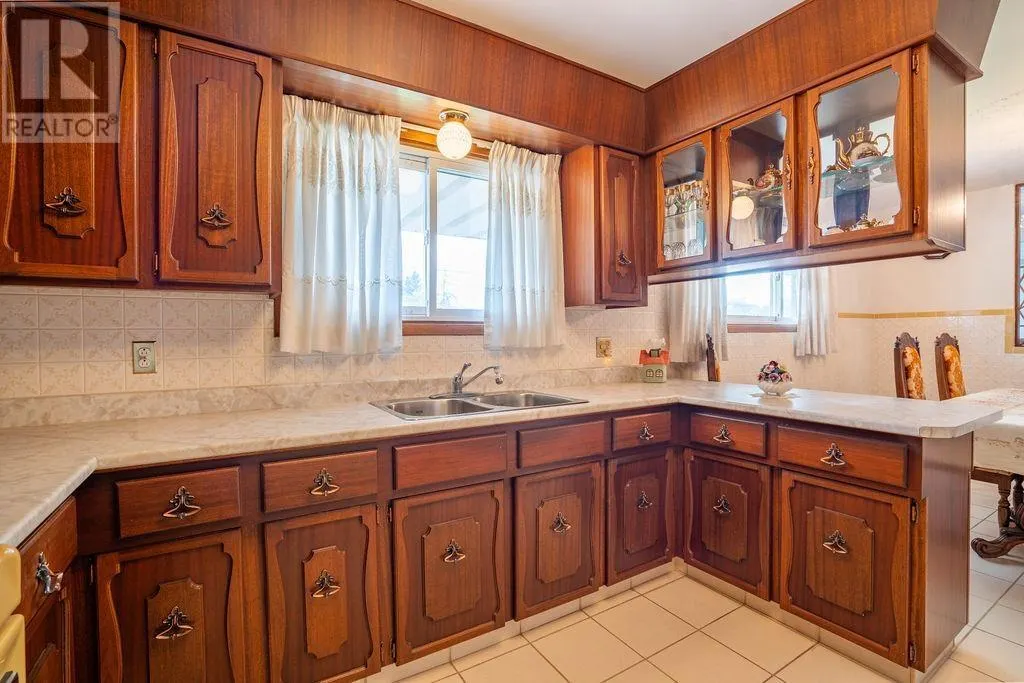 285 Spadina AVE