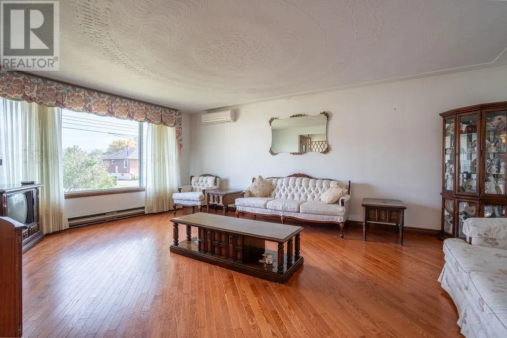285 Spadina AVE