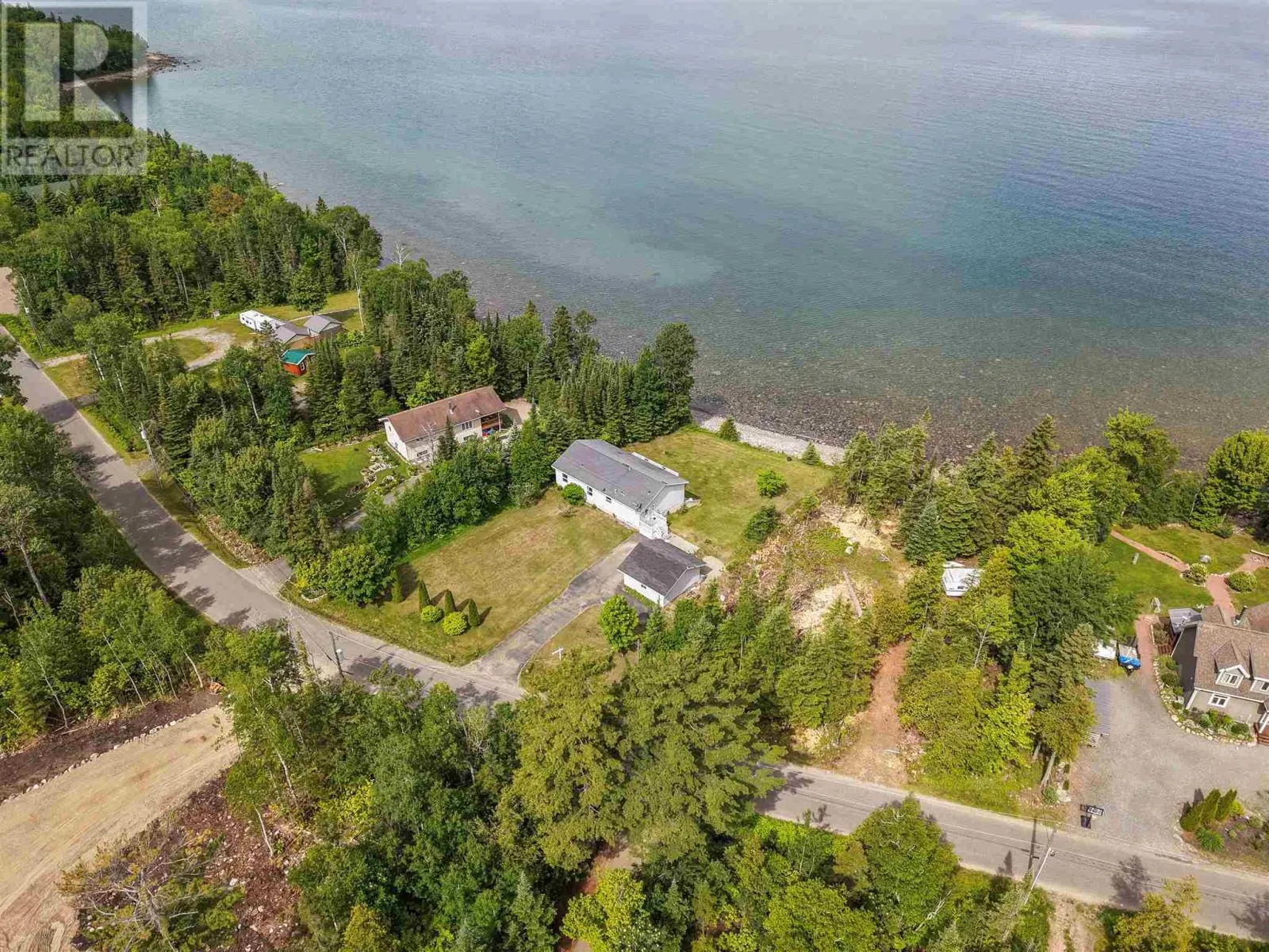 634 Lakeshore DR