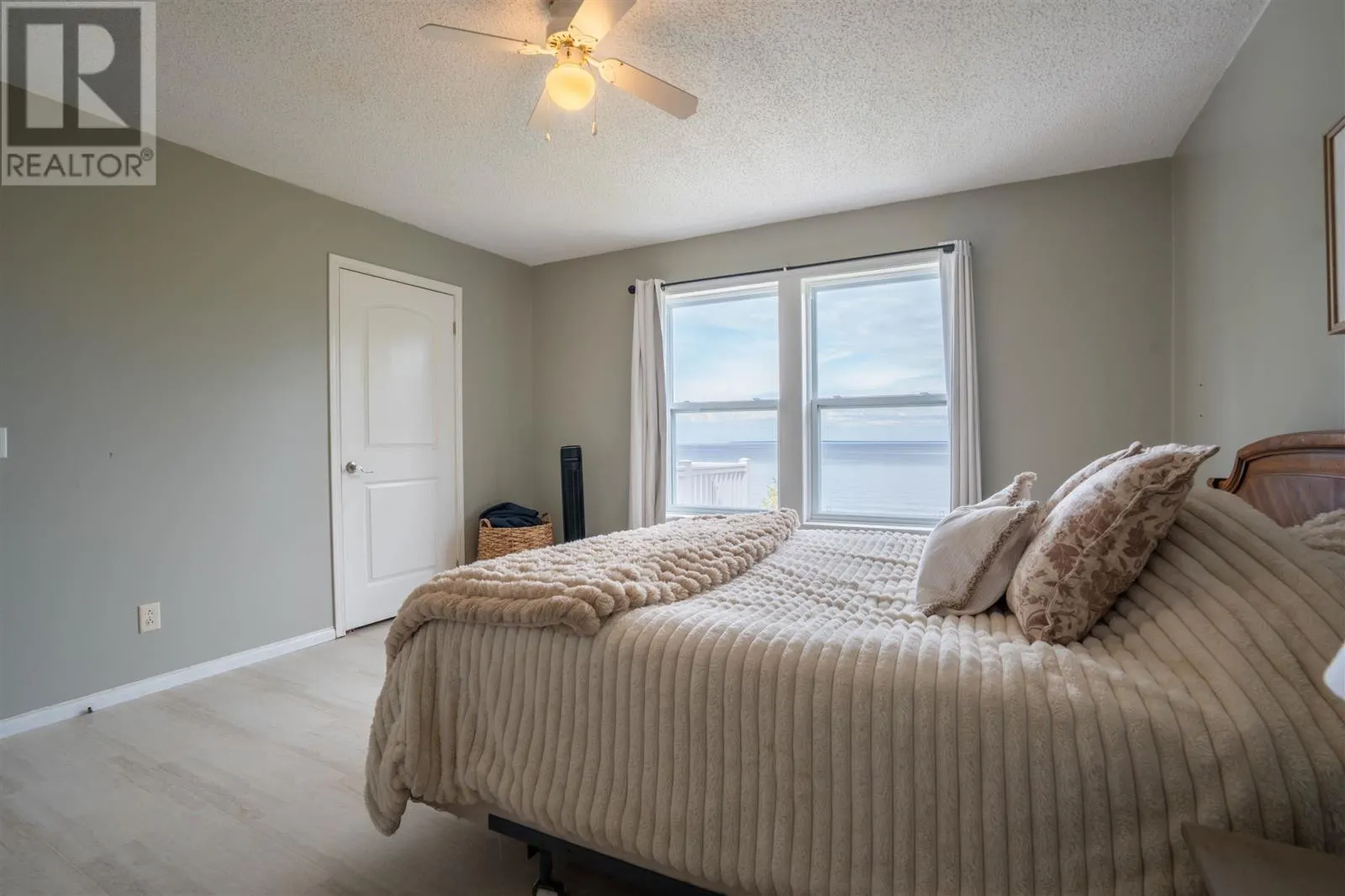 634 Lakeshore DR