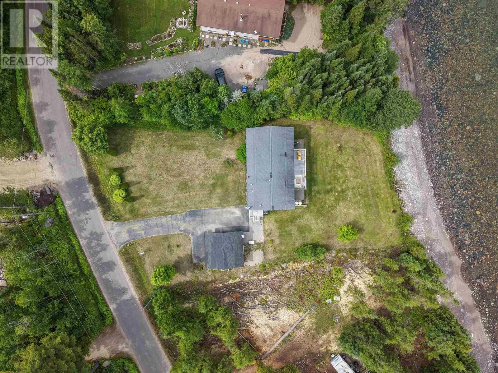 634 Lakeshore DR