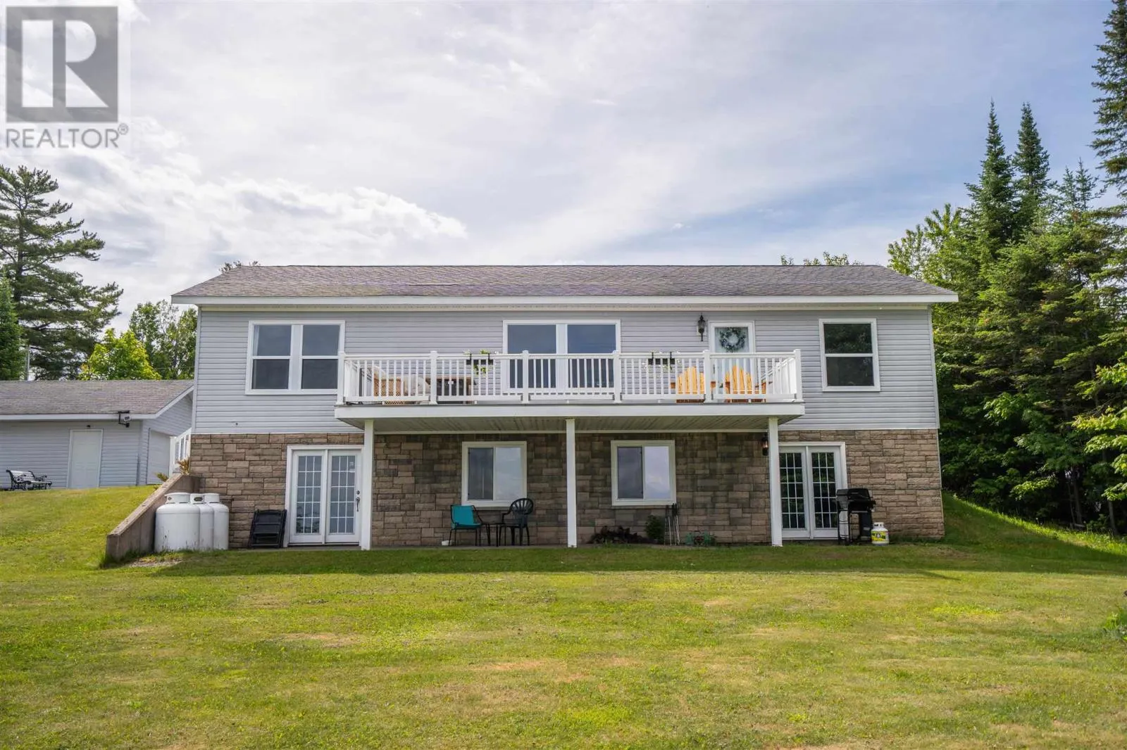 634 Lakeshore DR