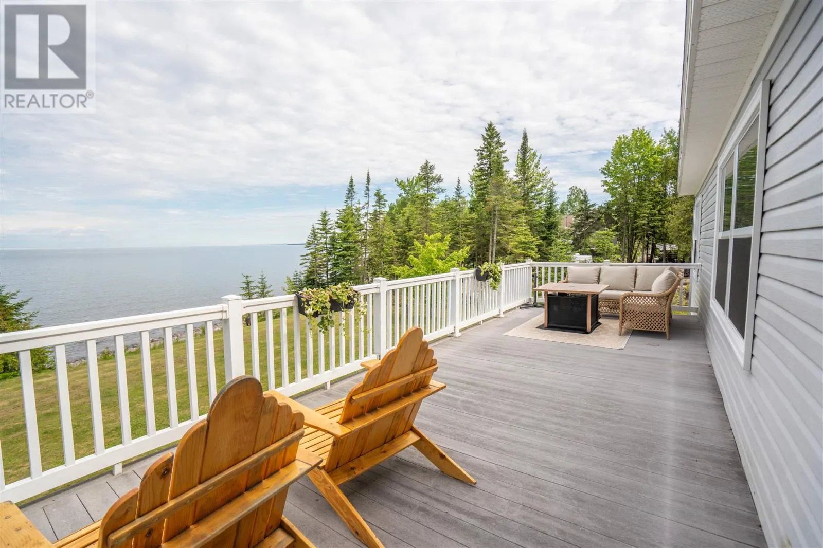 634 Lakeshore DR