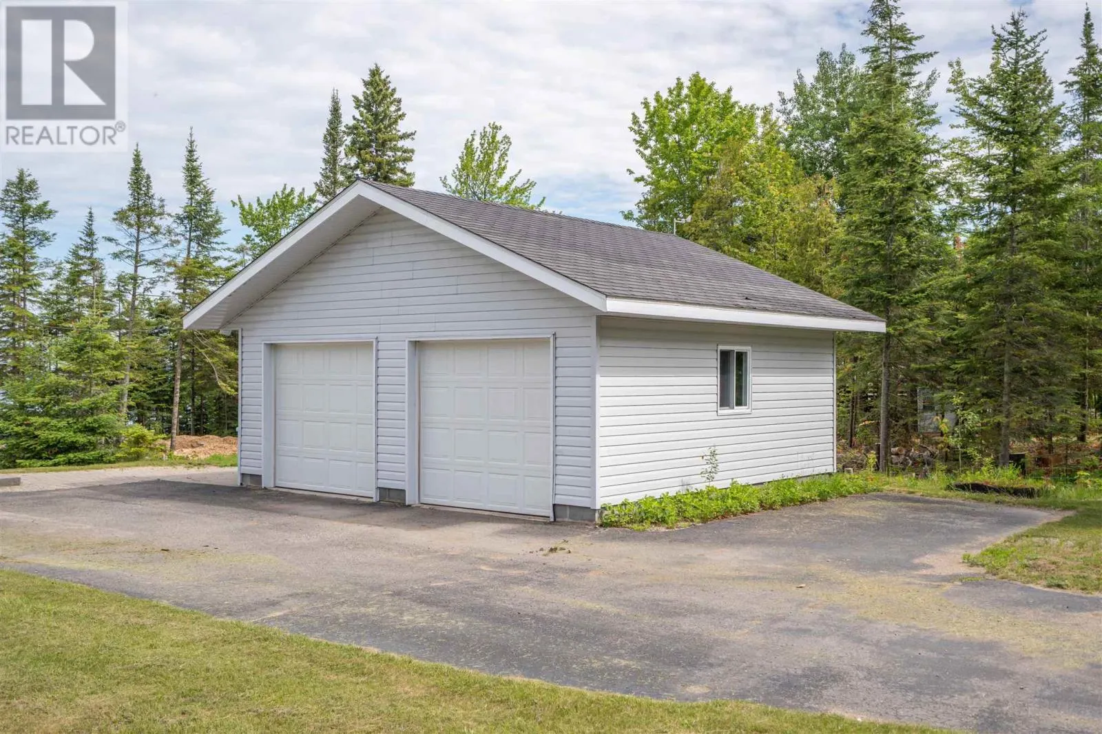634 Lakeshore DR