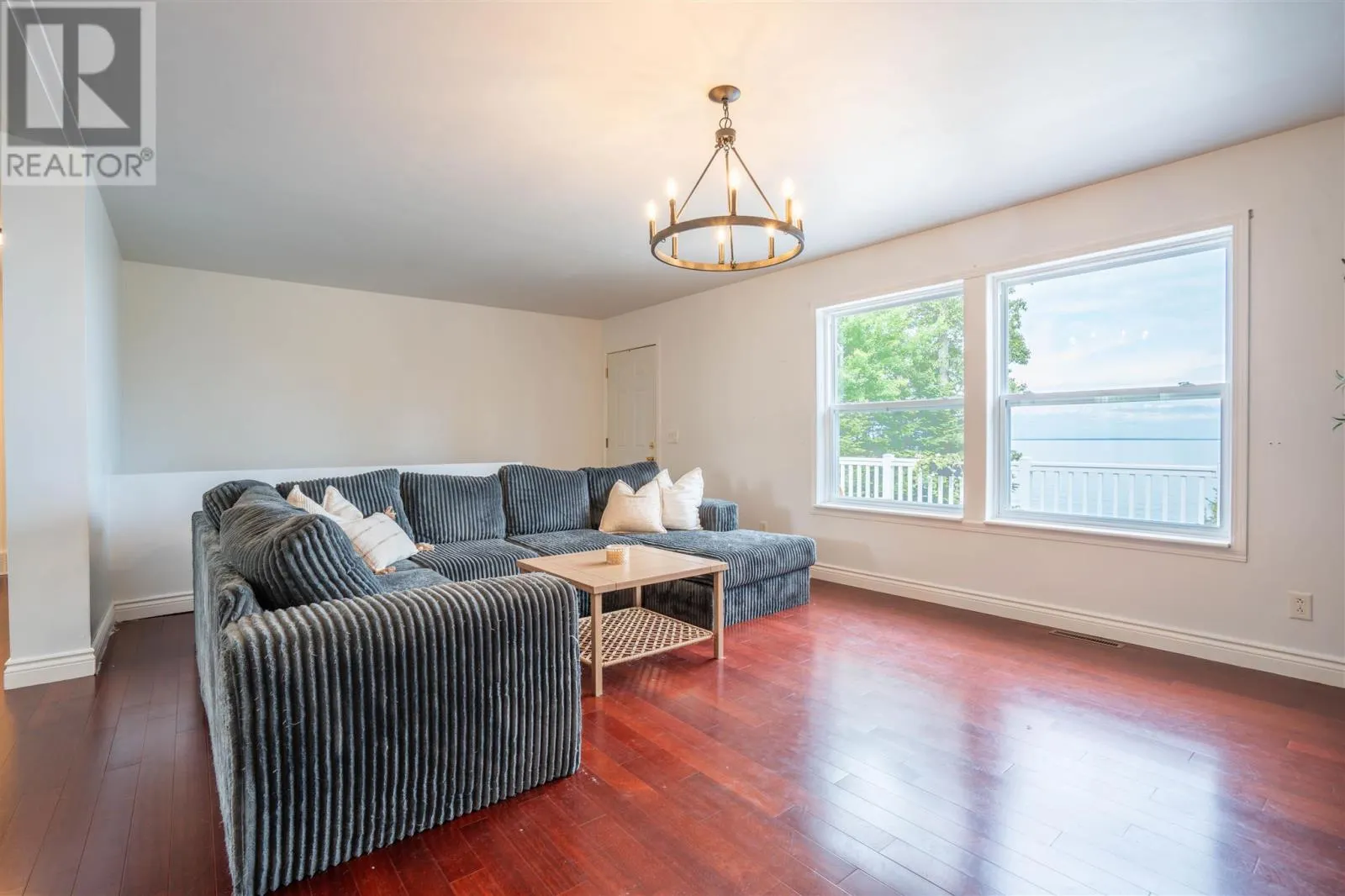 634 Lakeshore DR