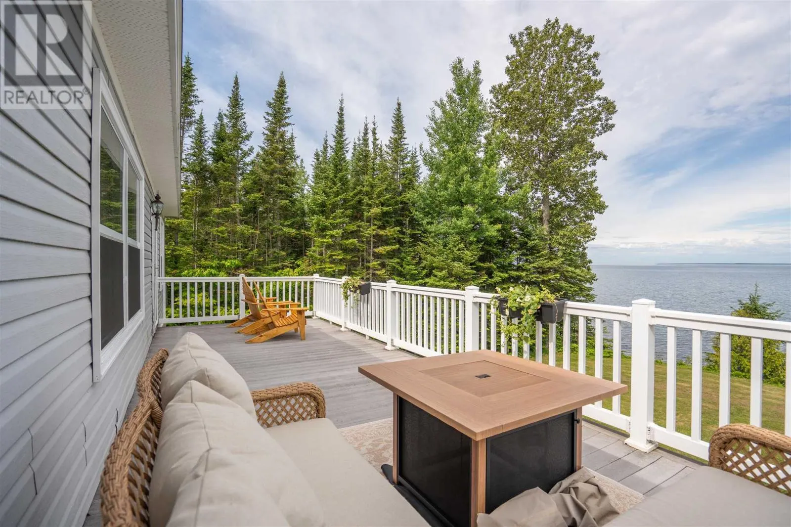 634 Lakeshore DR