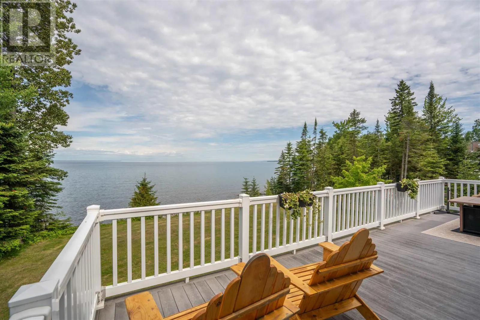 634 Lakeshore DR