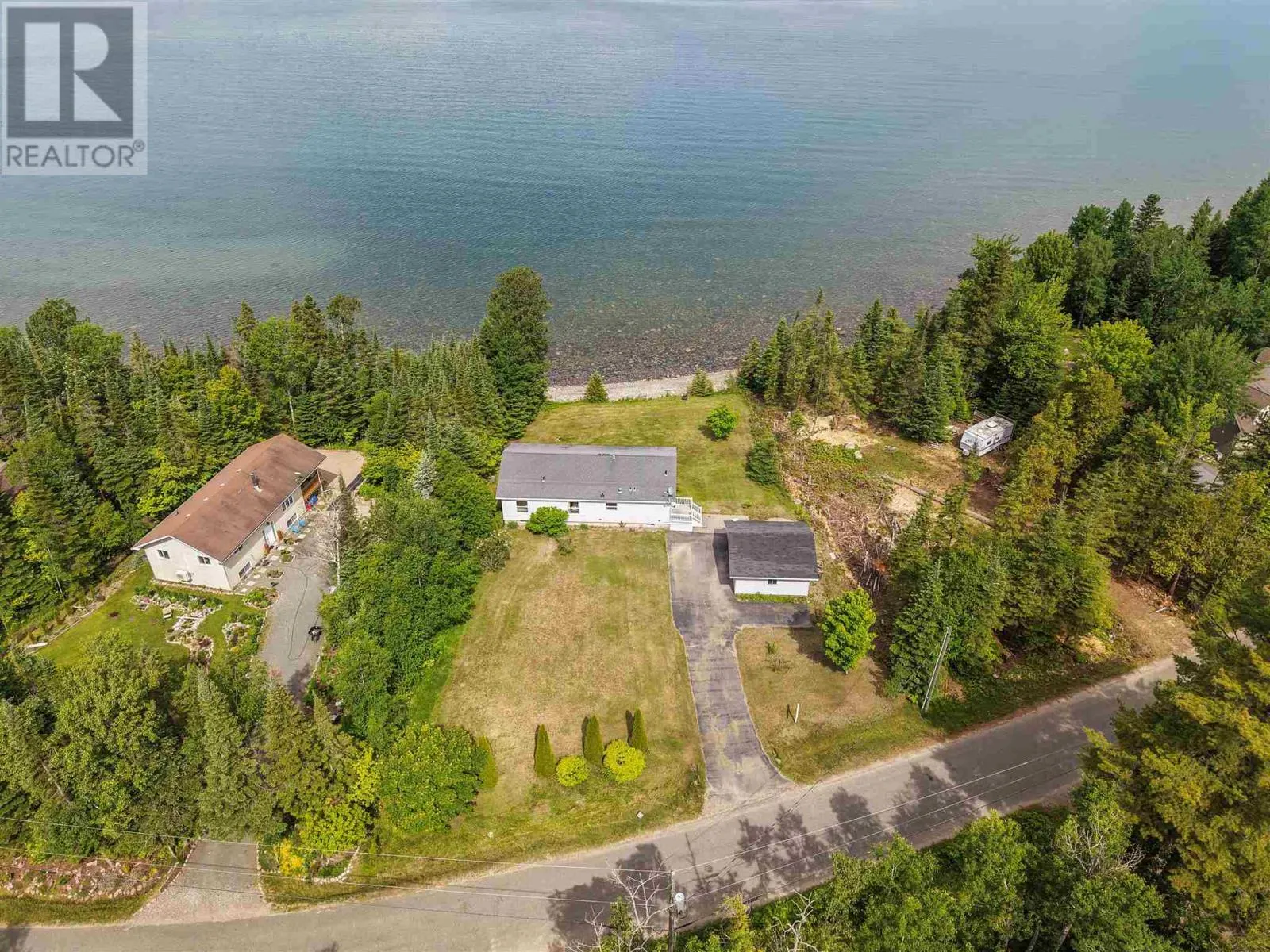 634 Lakeshore DR