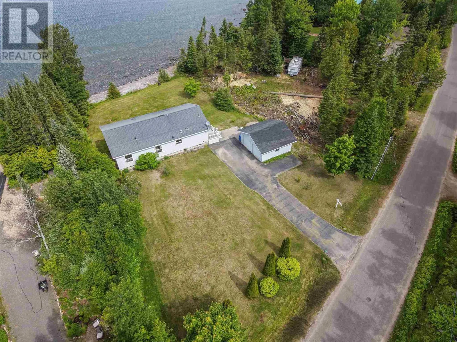 634 Lakeshore DR