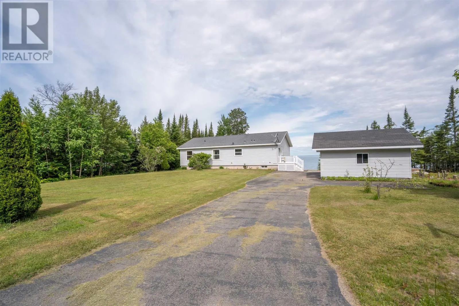634 Lakeshore DR