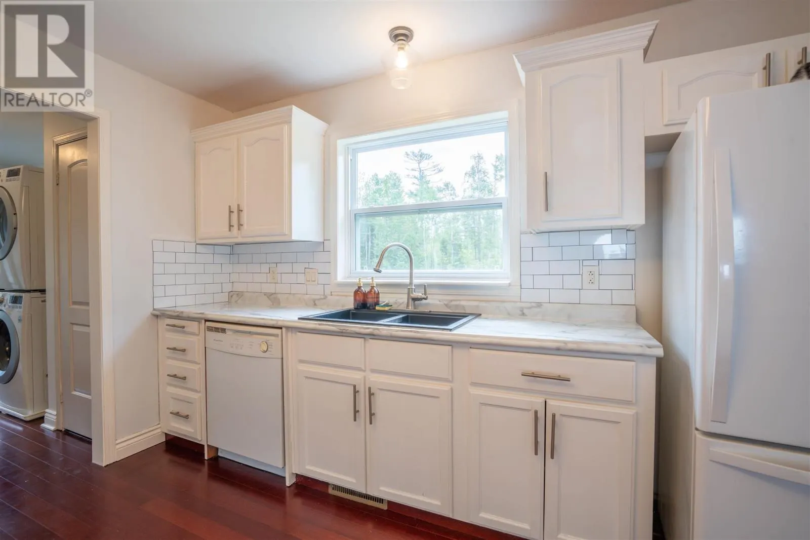 634 Lakeshore DR
