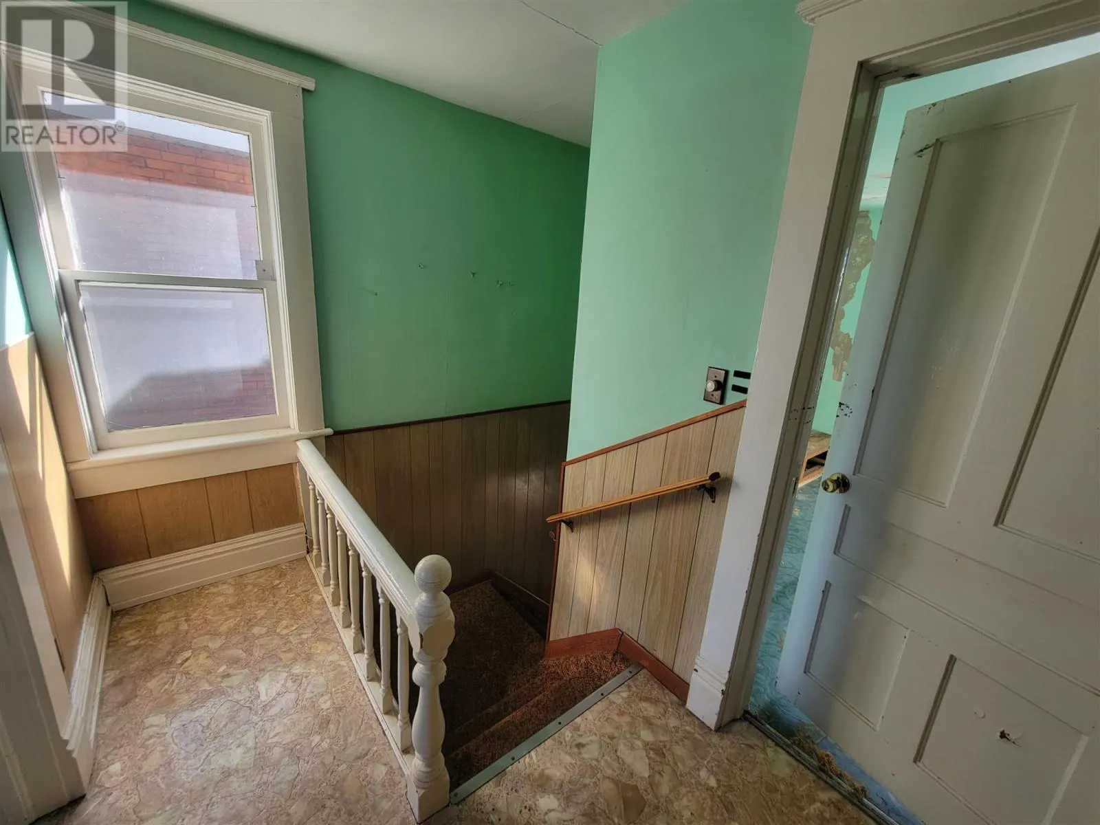 56 Cathcart ST