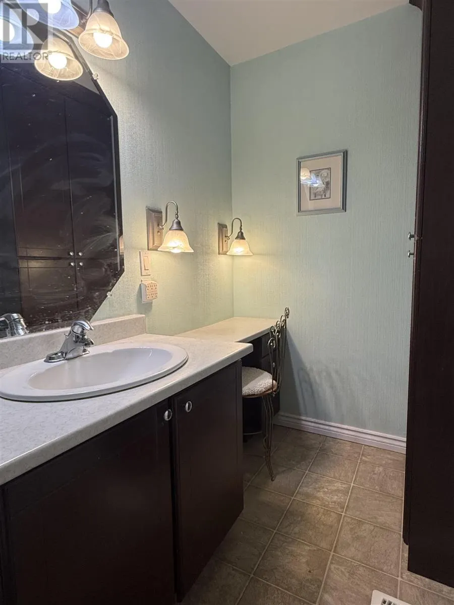 24 McQuarrie PL