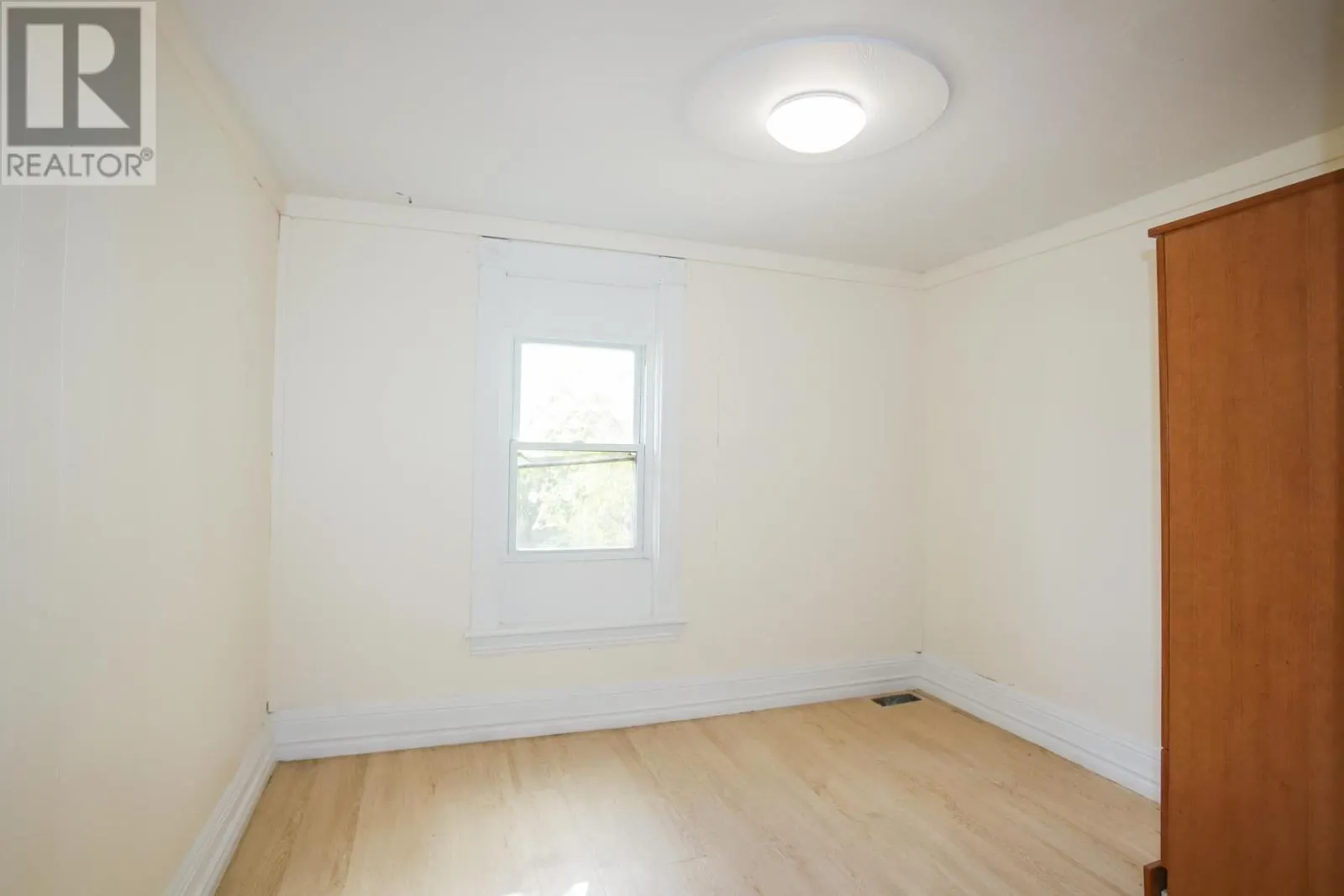 182 Dennis ST