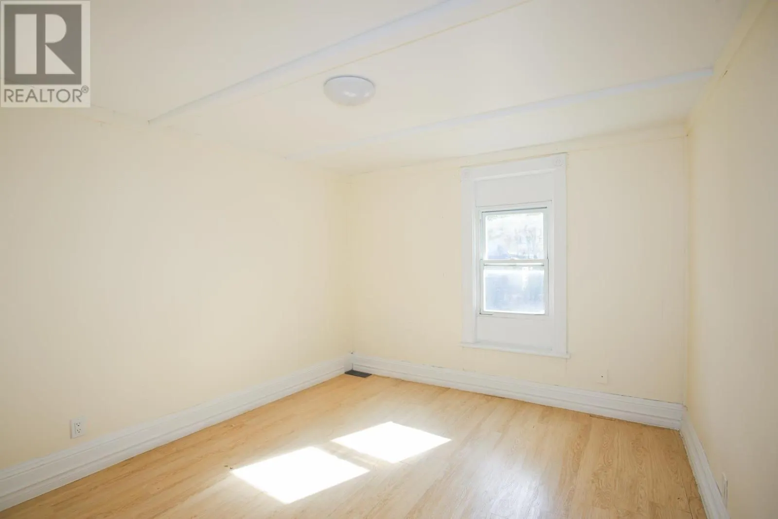182 Dennis ST