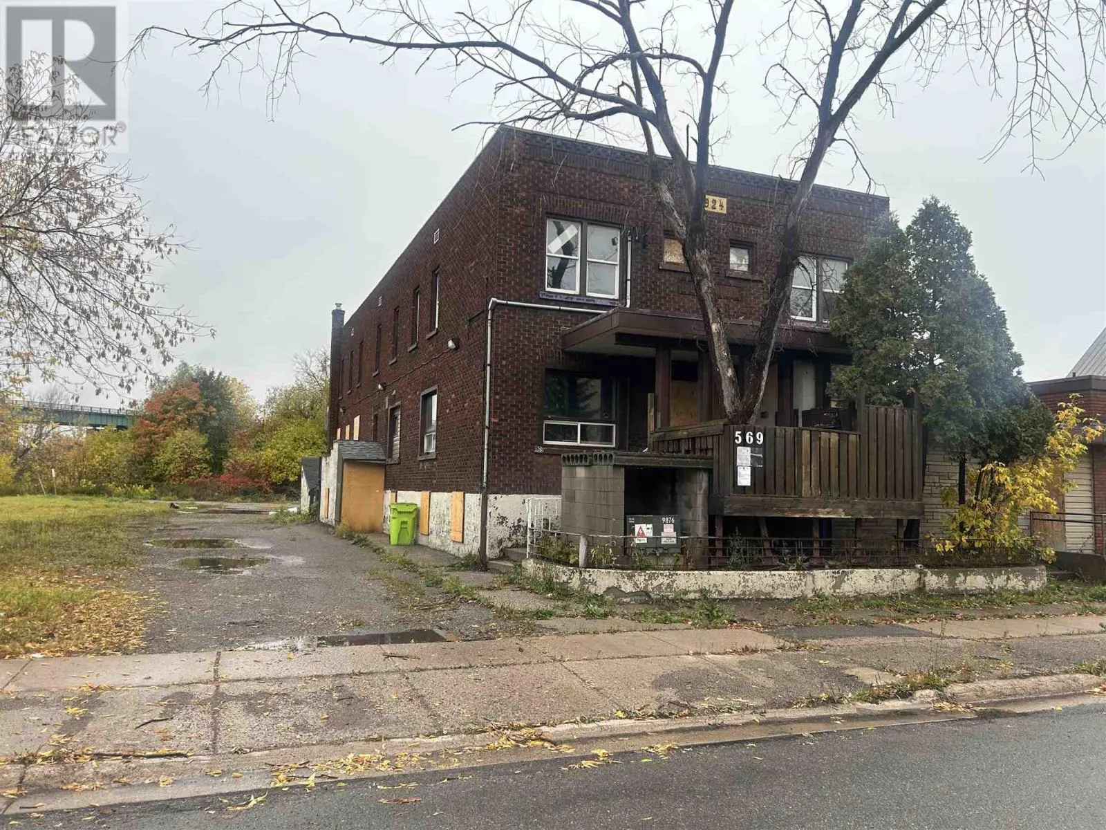 569 Queen ST N