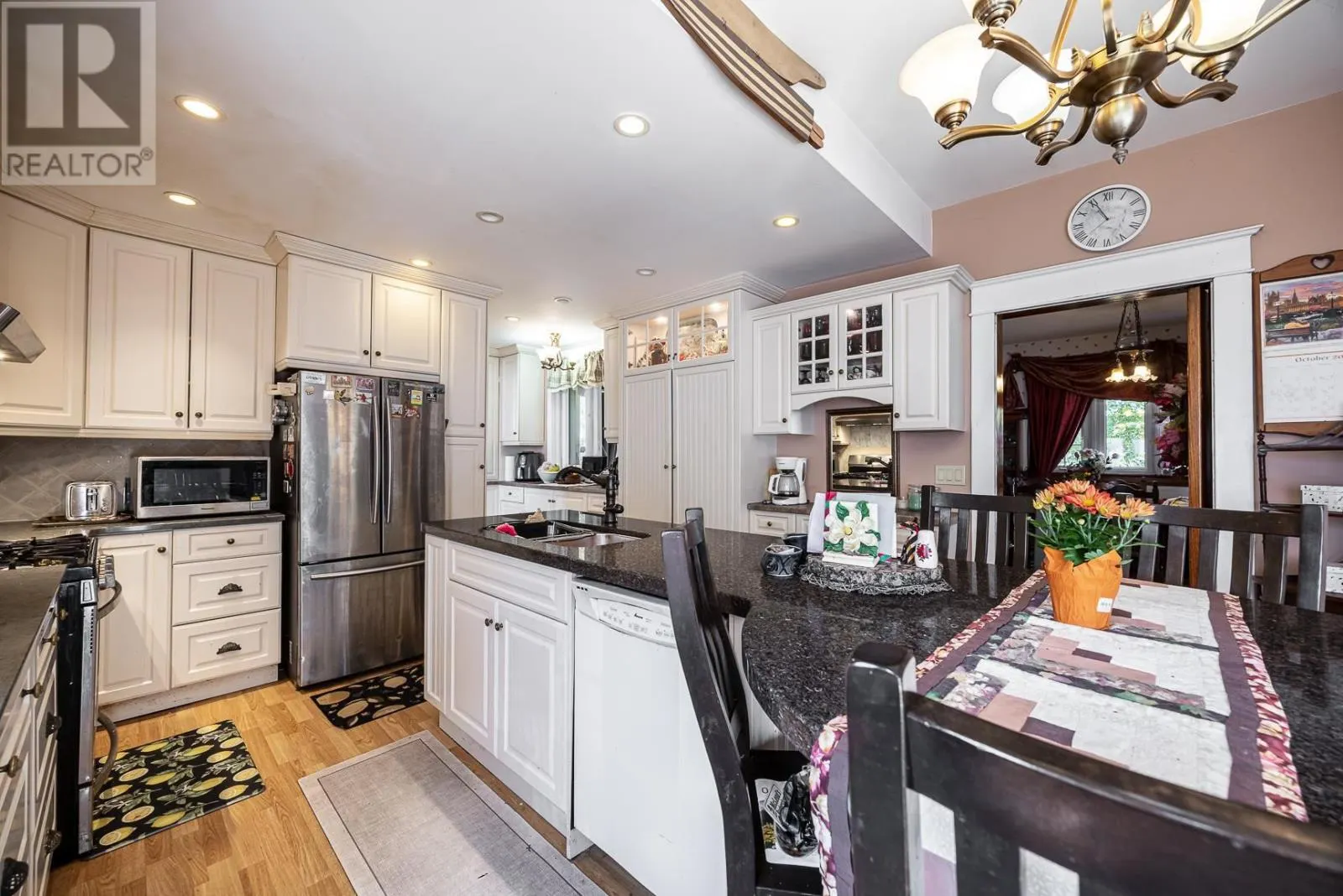 17 Huron St W