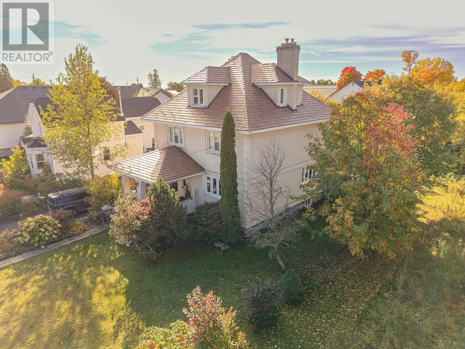 17 Huron St W