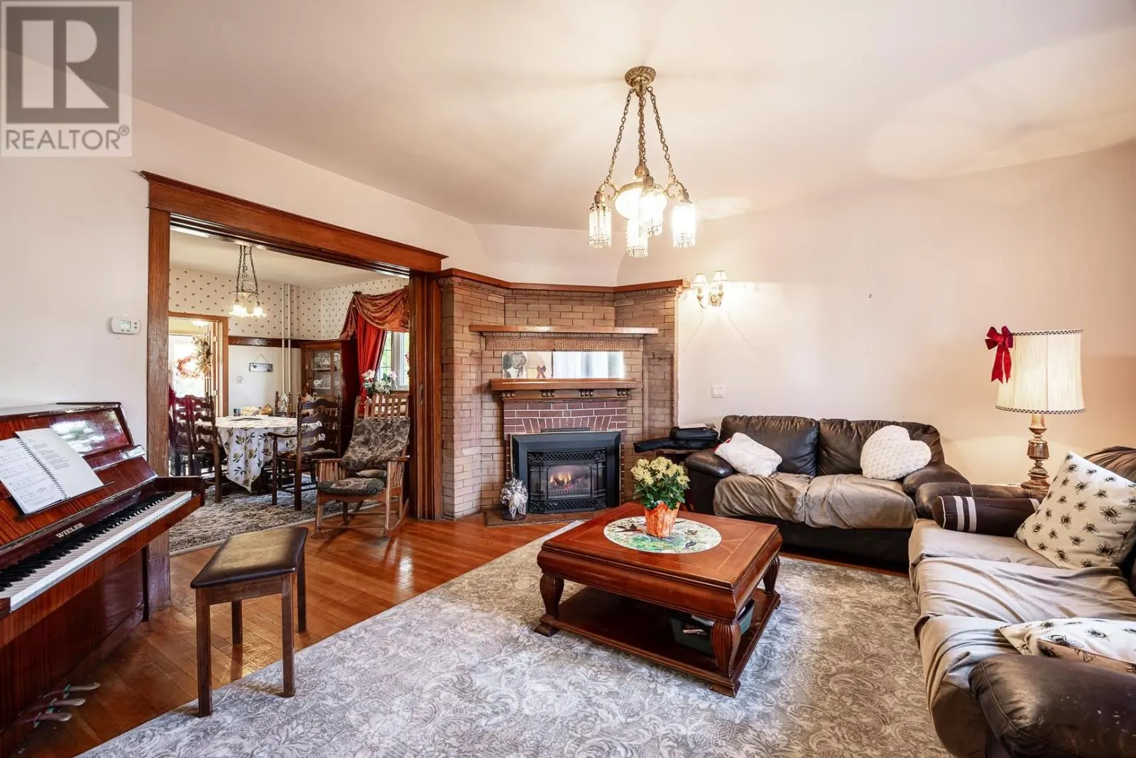 17 Huron St W