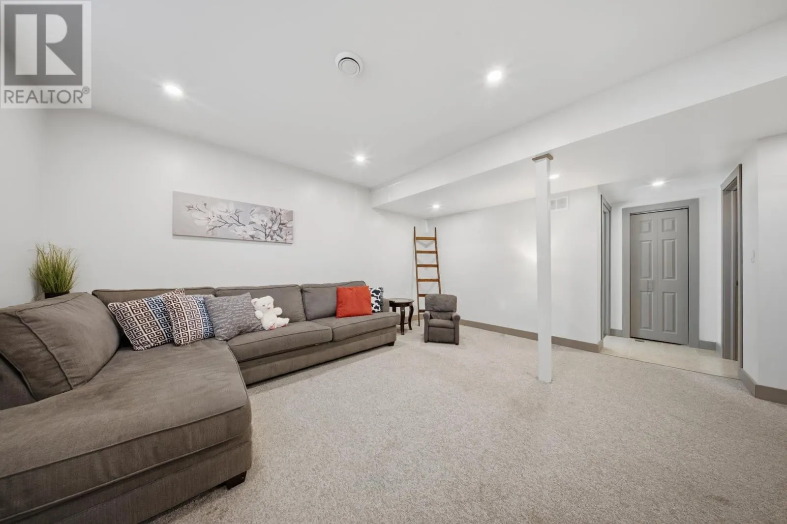 70 Country Club PL