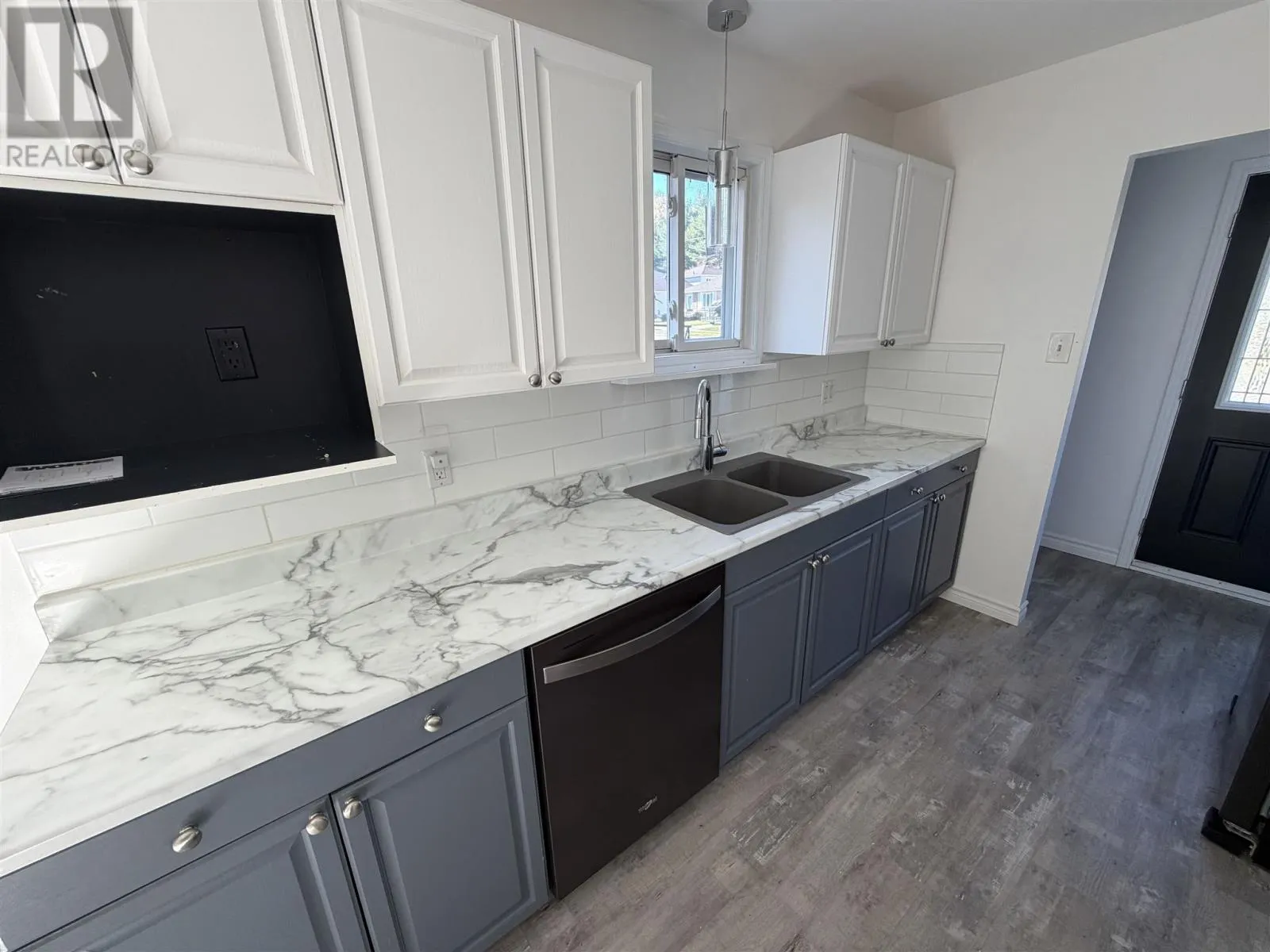 27 Hergott AVE