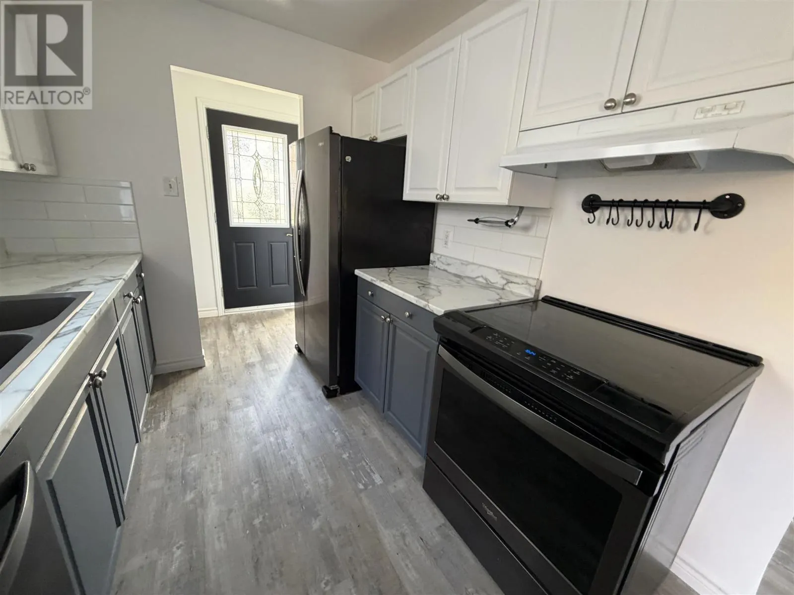 27 Hergott AVE
