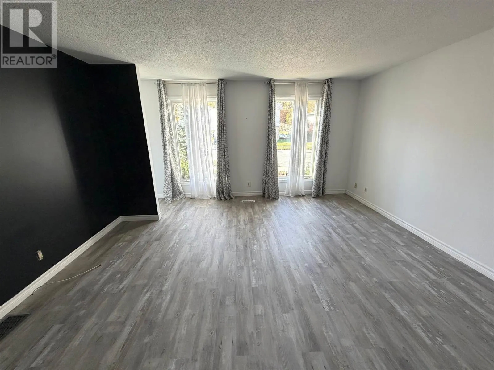 27 Hergott AVE
