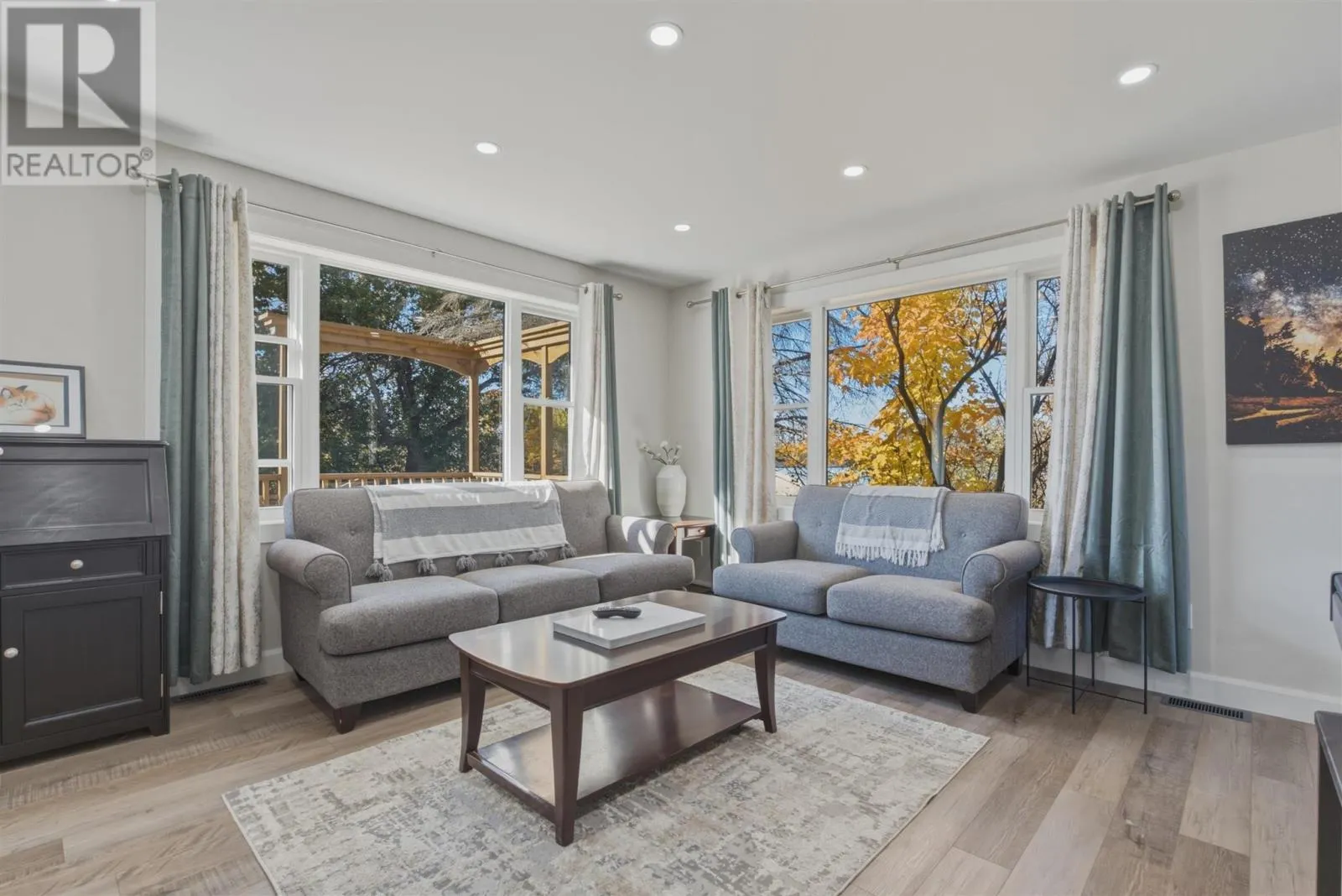 6 Victoria AVE